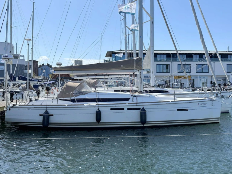 Hire Sailboat Jeanneau with a boat licence