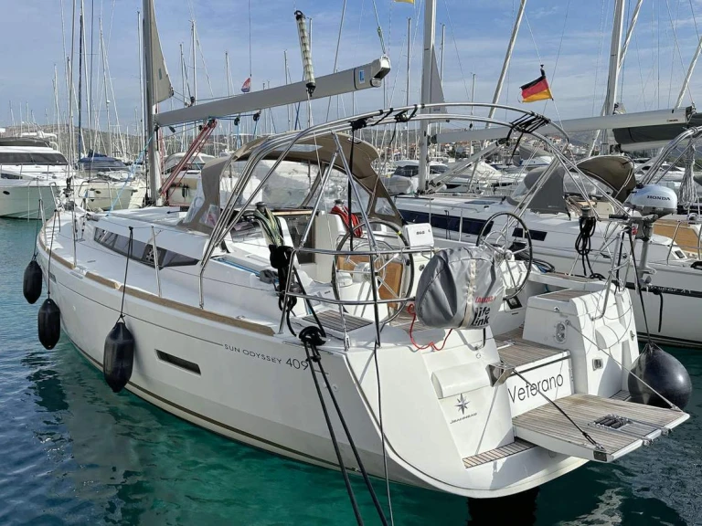 Hire Sailboat Jeanneau with a boat licence