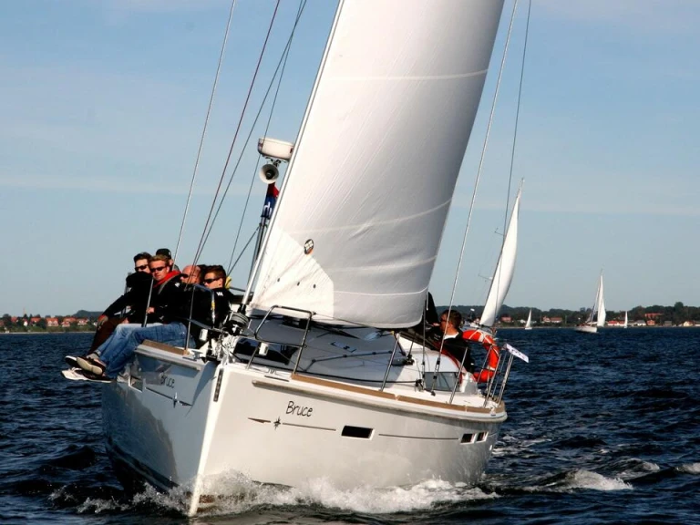 Hire Sailboat Jeanneau with a boat licence