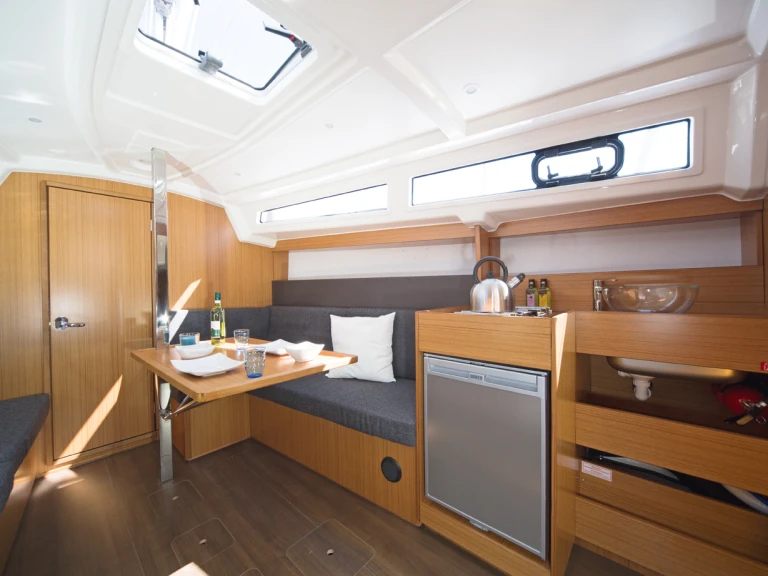 Hire Sailboat Bavaria with a boat licence