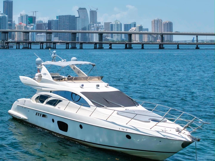 Charter a Azimut Azimut 64 Fly in Miami on Samboat
