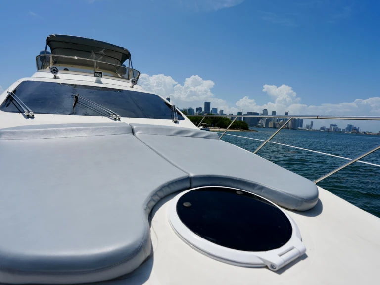 Hire Luxury Yacht Azimut with a boat licence