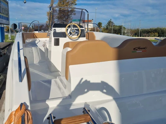 Hire Motorboat Cayman with a boat licence