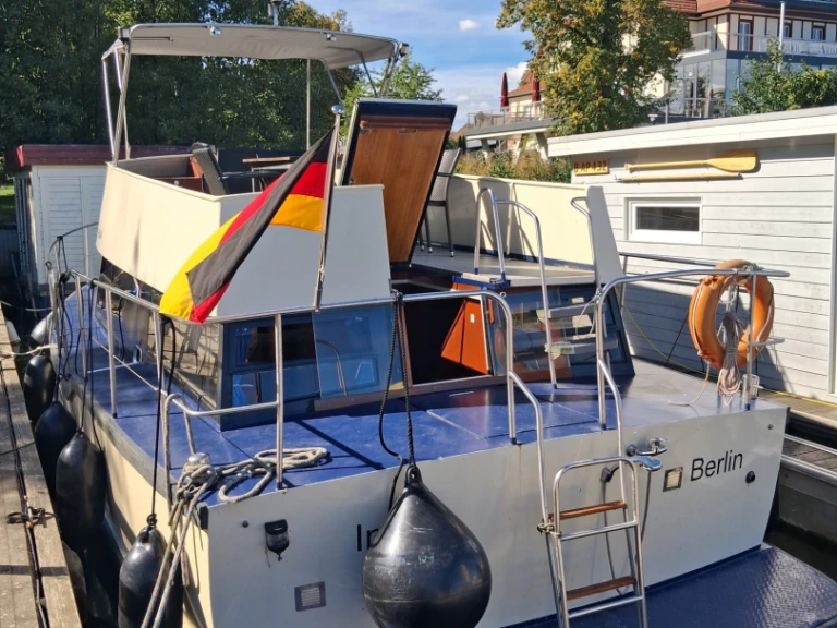 Charter a Motoryachten Silent 116 N in Wildau on Samboat