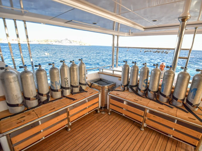 Hire Luxury Yacht  with a boat licence