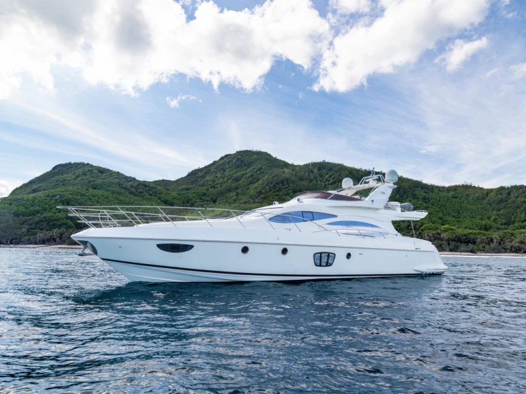 Charter a Azimut Azimut 68 E in Eden Island on Samboat