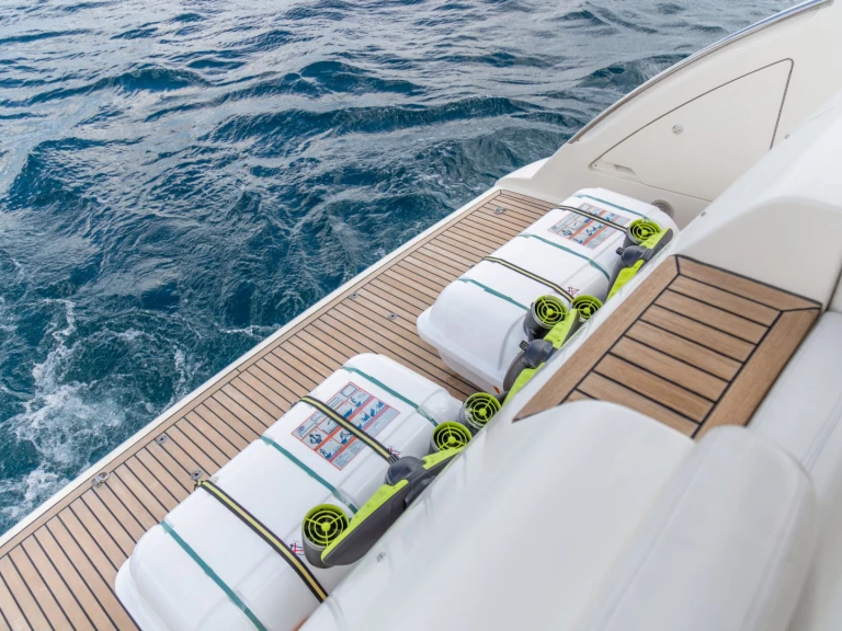 Hire Luxury Yacht Azimut with a boat licence