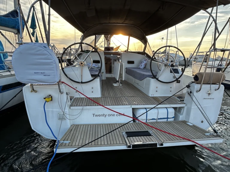 Hire Sailboat Jeanneau with a boat licence