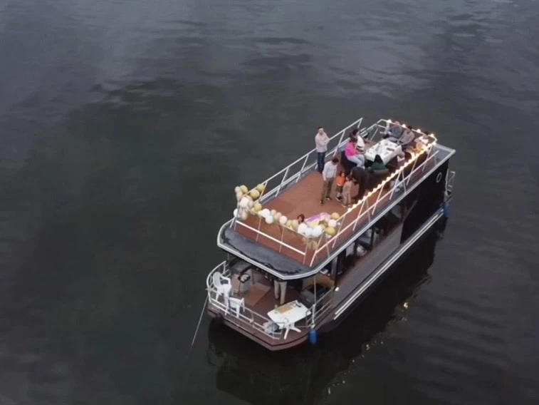 Charter a Custom Hausboat 1150 in Berlin on Samboat