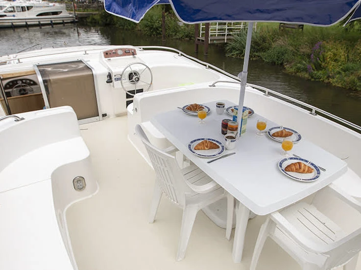Hire Motorboat Le Boat with a boat licence
