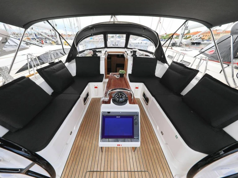 Hire Sailboat Bavaria with a boat licence