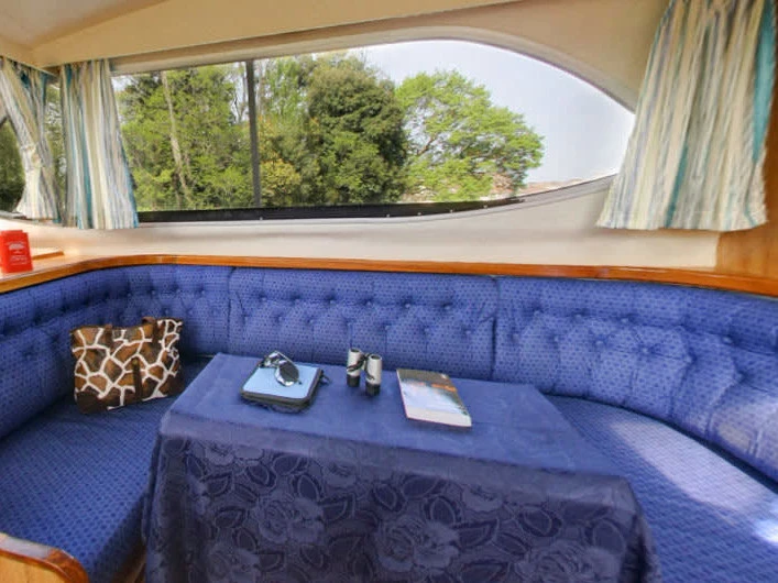 Hire Motorboat Le Boat with a boat licence