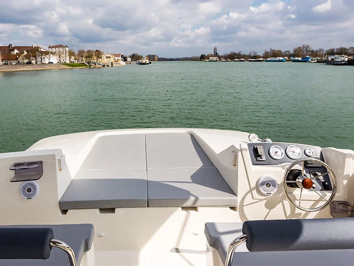 Motorboat hire in Homps - Le Boat Horizon 2