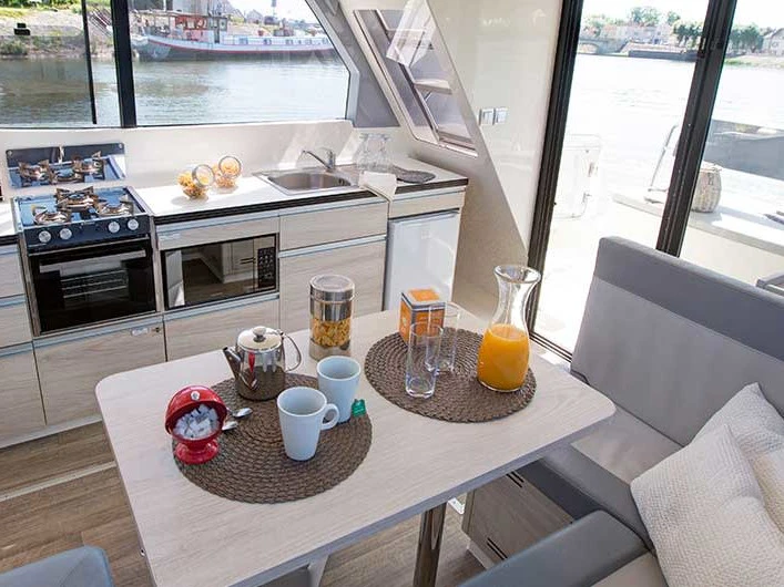 Charter a Le Boat Horizon 2 in Homps on Samboat