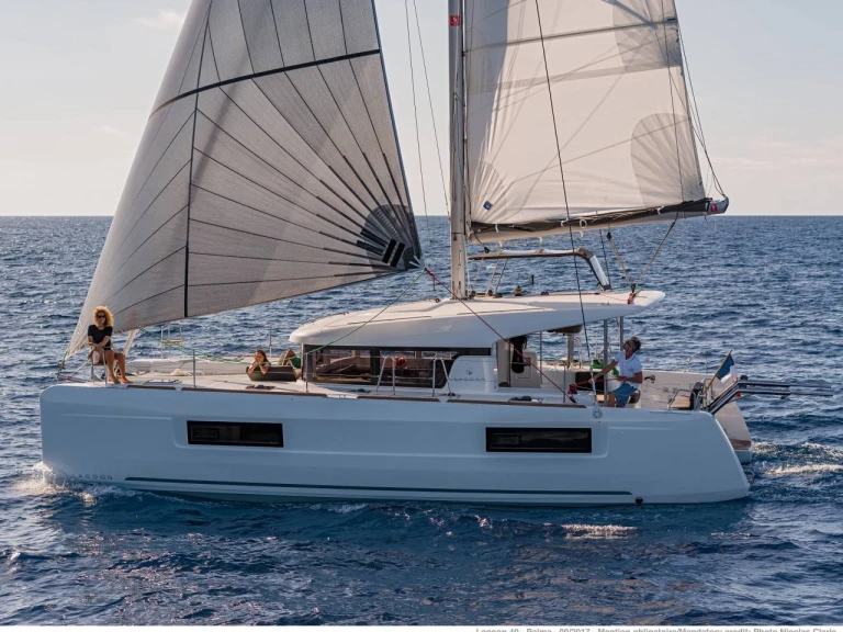 Catamaran hire in Bonifacio - Lagoon Lagoon 40