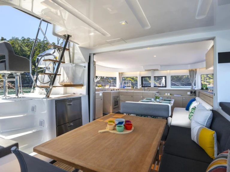 Hire Catamaran Lagoon with a boat licence