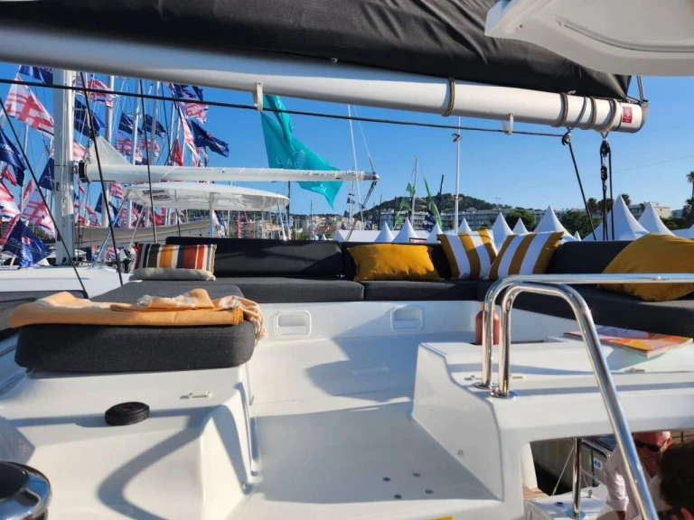 Catamaran hire in Bonifacio - Lagoon Lagoon 43