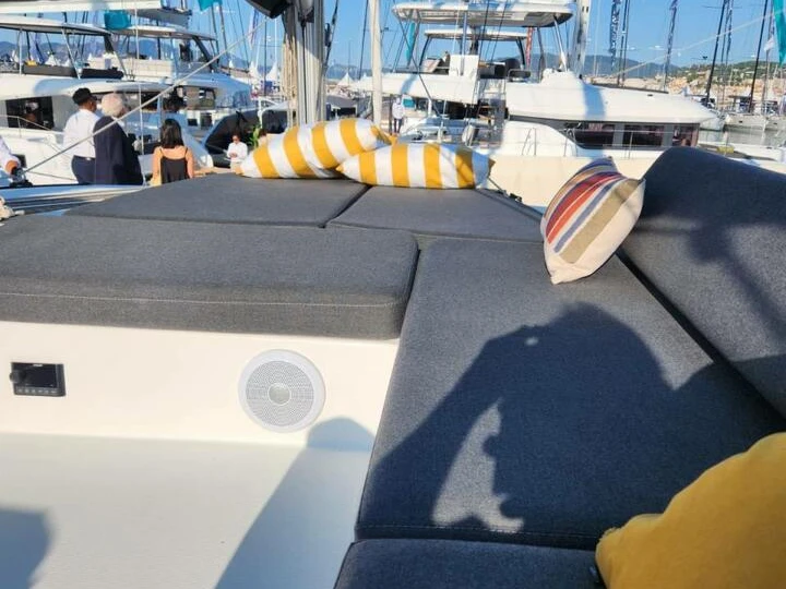 Catamaran hire in Bonifacio - Lagoon Lagoon 43