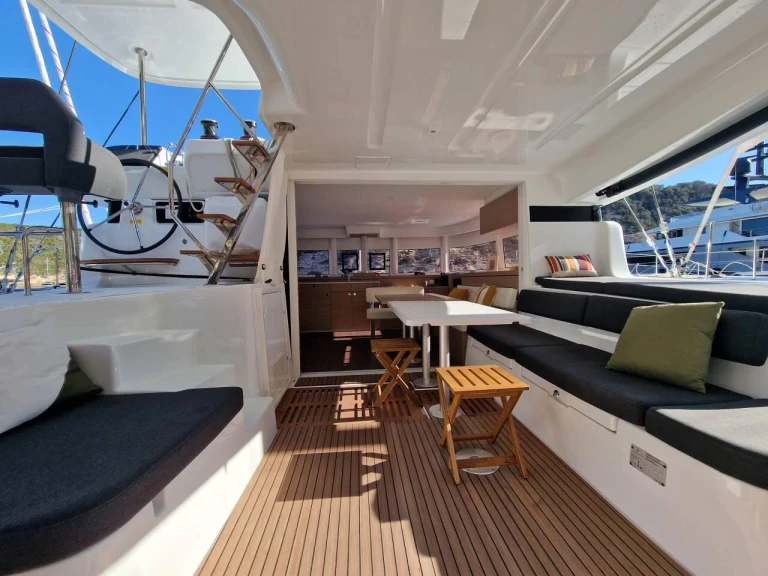 Catamaran hire in Bonifacio - Lagoon Lagoon 43