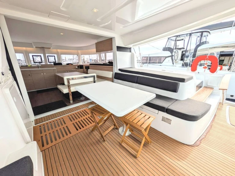 Charter a Lagoon Lagoon 43 in Bonifacio on Samboat