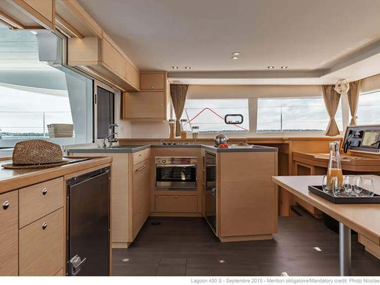 Hire Catamaran Lagoon with a boat licence