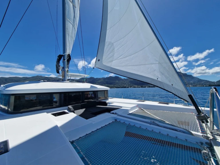 Catamaran hire in Bonifacio - Lagoon Lagoon 52