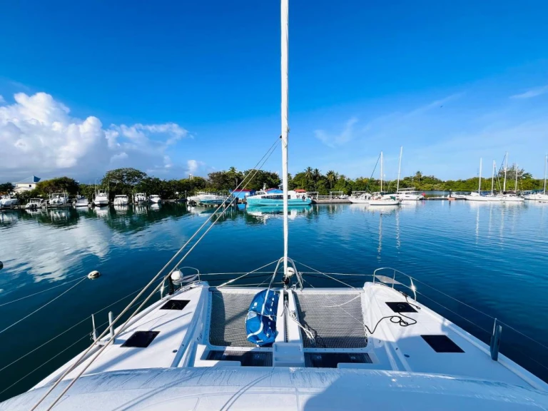 Hire Catamaran Lagoon with a boat licence