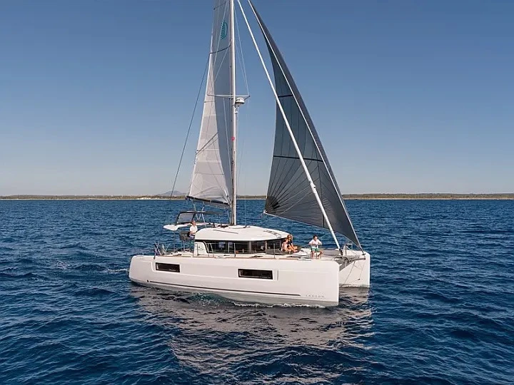 Hire Catamaran Lagoon with a boat licence