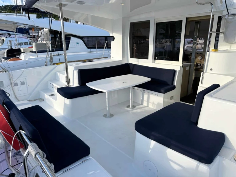 Yacht hire Le Marin cheap Lagoon 40