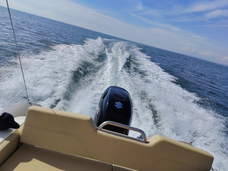 Hire Motorboat Karnic with a boat licence