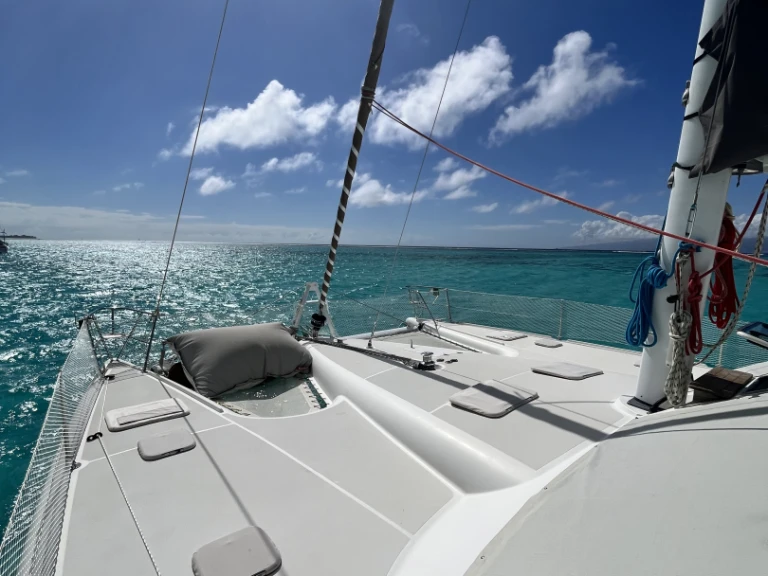 Charter a Alliaura-Marine privilège 435 in Moorea-Maiao on Samboat